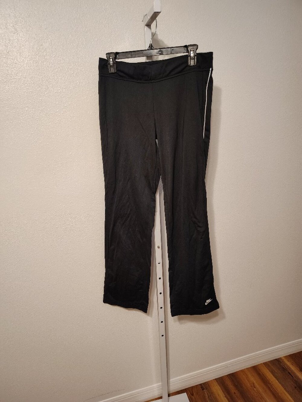 Nike Women's Black Athletic Pants Size Medium Polyester Y2K Athleisure Sporty